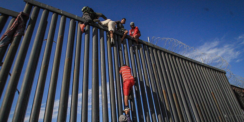 Migranten in Playas de Tijuana, Baja California, beim Versuch, den Grenzzaun von Mexiko in die USA zu überwinden (Aufnahme vom 19. März 2019).