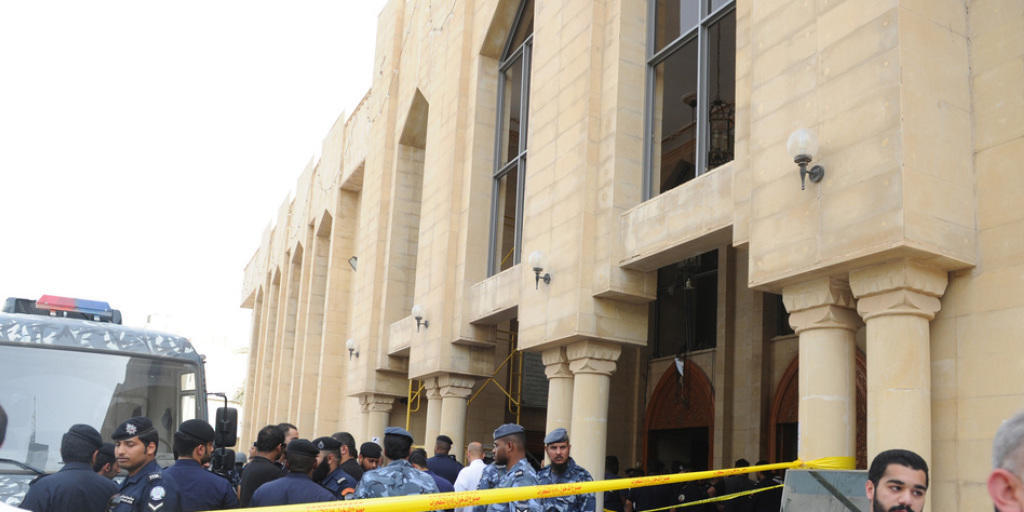 Sicherheitskräfte und Behördenvertreter nach dem Anschlag vor der Imam-Sadik-Moschee im Osten der Hauptstadt Kuwait-Stadt.