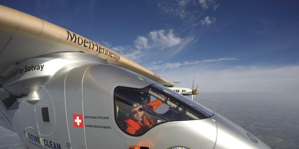 Experten sind sich über den Nutzen des Solar-Impulse-Fluges um die Erde nicht einig. Im Bild Bertrand Piccard beim Aufnehmen eines Selfie aus dem Cockpit. (Archivbild) Experten sind sich über den Nutzen des Solar-Impulse-Fluges um die Erde nicht einig. Im Bild Bertrand Piccard beim Aufnehmen eines Selfie aus dem Cockpit. (Archivbild)