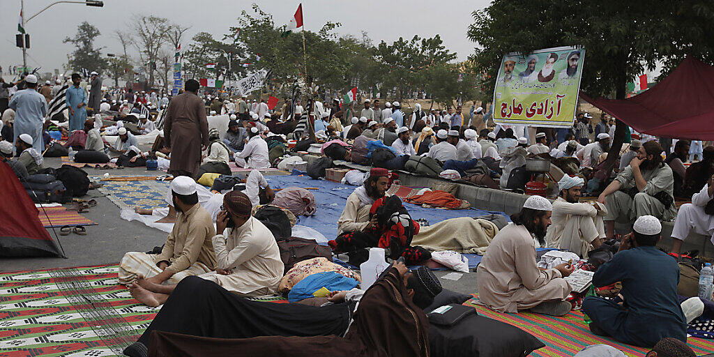 Anhänger des konservativen Klerikers Maulana Fazlur Rehman und seiner Partei Jamiat Ulema-e-Islam (JUI-F) sowie weiterer Oppositionsparteien blockieren mit einem Protestlager die pakistanische Hauptstadt Islamabad. Sie fordern den Rücktritt von Ministerpräsident Imran Khan.