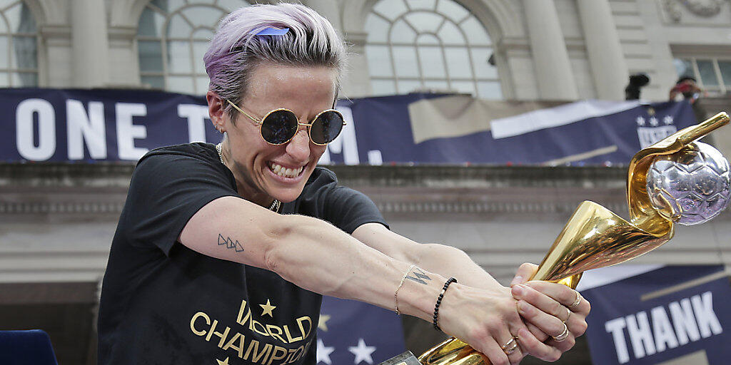 Teamleaderin Megan Rapinoe mit der WM-Trophäe bei der Triumph-Parade der US-Fussballerinnen in New York