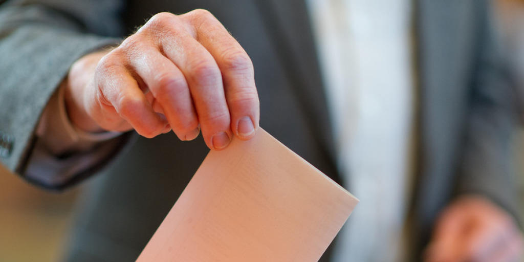 Ein Wähler wirft seinen Stimmzettel in eine Wahlurne. (Symbolbild)