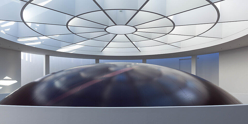 HANDOUT - Die Installation «HOWL» des Bildhauers Anish Kapoor in der Pinakothek der Moderne. In der Rotunde im Eingangsbereich des Museums wurde die gigantische Kugel aus dunklem PVC angebracht, die sich über drei Etagen erstreckt. Das Kunstwerk wurde am 16.09.2020 vorgestellt. Foto: Johannes Haslinger/Pinakothek der Moderne/dpa - ACHTUNG: Nur zur redaktionellen Verwendung im Zusammenhang mit der aktuellen Berichterstattung und nur mit vollständiger Nennung des vorstehenden Credits HANDOUT - Die Installation «HOWL» des Bildhauers Anish Kapoor in der Pinakothek der Moderne. In der Rotunde im Eingangsbereich des Museums wurde die gigantische Kugel aus dunklem PVC angebracht, die sich über drei Etagen erstreckt. Das Kunstwerk wurde am 16.09.2020 vorgestellt. Foto: Johannes Haslinger/Pinakothek der Moderne/dpa - ACHTUNG: Nur zur redaktionellen Verwendung im Zusammenhang mit der aktuellen Berichterstattung und nur mit vollständiger Nennung des vorstehenden Credits