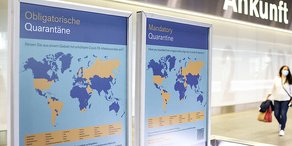 Der Kanton Zürich ist vorbereitet für Rückkehrer aus Risikoländern: Ein Plakat am Flughafen weist auf die obligatorische Quarantäne bei der Einreise aus bestimmten Ländern hin. (Archivbild)