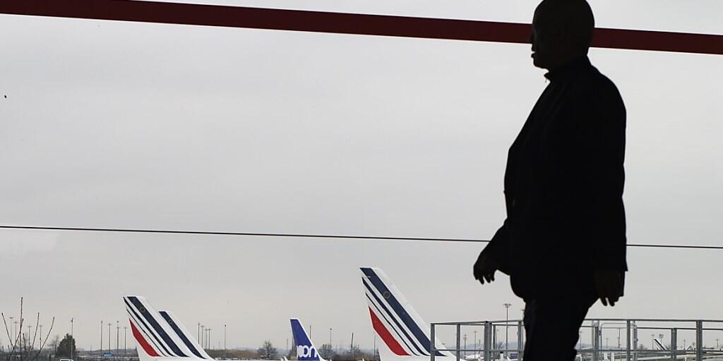 Die Piloten der französischen Fluggsellleschaft Air France verlangen sechs Prozent mehr Lohn. Das Management will ihnen lediglich ein Plus von einem Prozent anbieten. (Symbolbild)