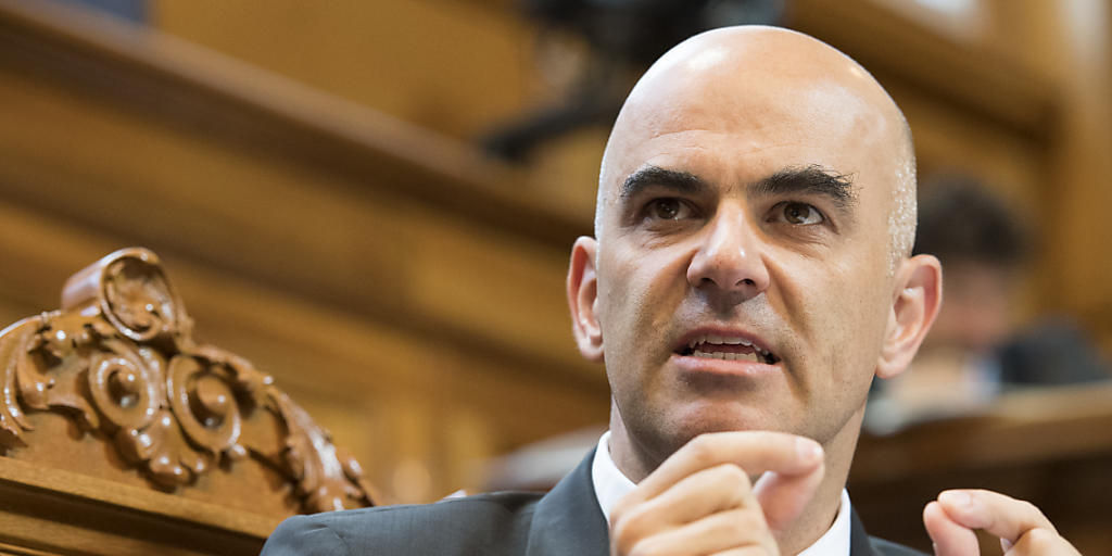 Bundesrat Alain Berset warb nach Ablehnung der "AHVplus"-Initiative für einen Mittelweg. Extreme Lösungen dürften nicht mehrheitsfähig sein. Bundesrat Alain Berset warb nach Ablehnung der "AHVplus"-Initiative für einen Mittelweg. Extreme Lösungen dürften nicht mehrheitsfähig sein.