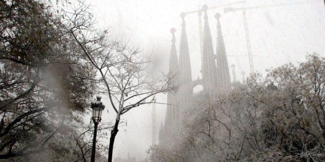 Schneetreiben vor der Sagrada Familia in Barcelona (Archiv)