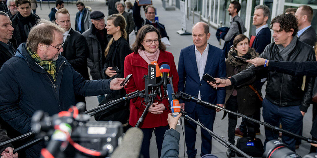 Andrea Nahles, SPD-Bundestagsfraktionsvorsitzende, und Olaf Scholz, kommissarischer SPD-Parteivorsitzender, beantworten vor den Hamburger Messehallen Fragen von Journalisten. In der Hansestadt fand die erste Regionalkonferenz der SPD-Führung zur Abstimmung über die grosse Koalition statt.