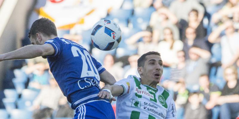 Yannis Tafer, hier im Kopfballduell Christian Schneuwly, verletzt sich im Spiel gegen den FC Luzern (1:0)