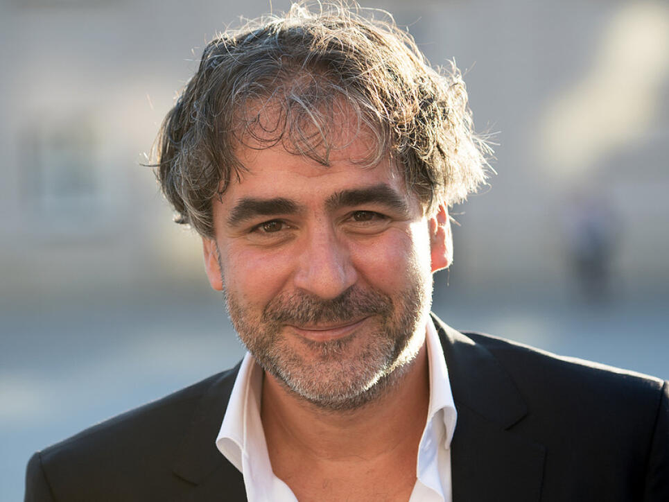 Deniz Yücel, deutsch-türkischer Journalist, lächelt vor der Verleihung des M100 Media Award 2018. Yücel wird für seine mutige und unerschrockene Arbeit geehrt.