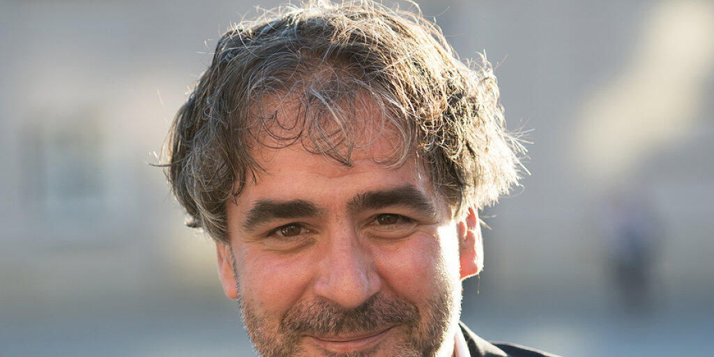 Deniz Yücel, deutsch-türkischer Journalist, lächelt vor der Verleihung des M100 Media Award 2018. Yücel wird für seine mutige und unerschrockene Arbeit geehrt.