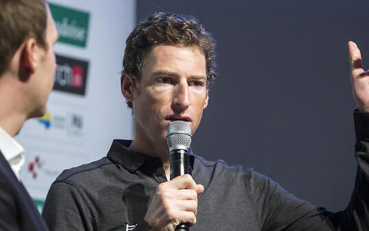 Radprofi Martin Elmiger - im Bild an der Medienkonferenz der Tour de Suisse vor zwei Wochen - startet am Samstag in Cham vor seiner Haustüre