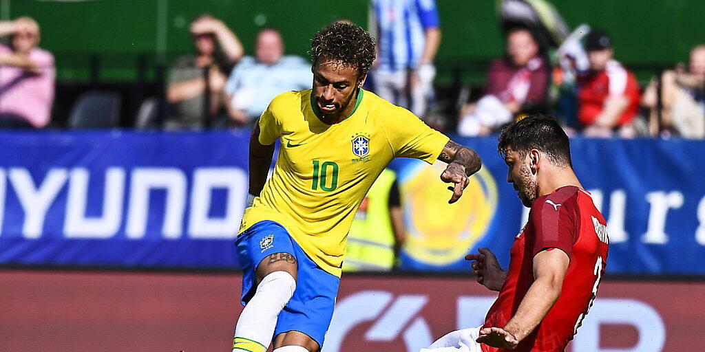 Brasiliens Superstar Neymar lässt vor dem 2:0 Alexander Dragovic aussteigen