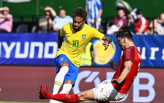 Brasiliens Superstar Neymar lässt vor dem 2:0 Alexander Dragovic aussteigen