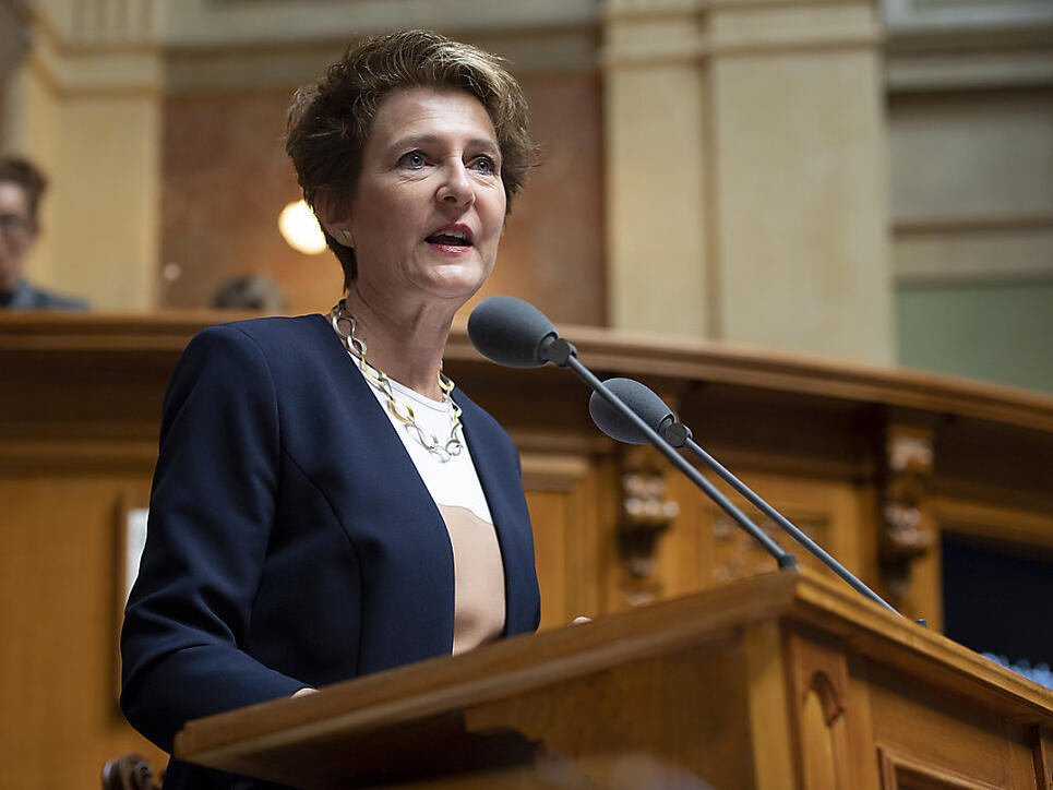 Bundesrätin Simonetta Sommaruga plädiert im Nationalrat für Massnahmen gegen Lohndiskriminierung. Mit Erfolg: Der Rat will grosse Unternehmen zu Lohnanalysen verpflichten.