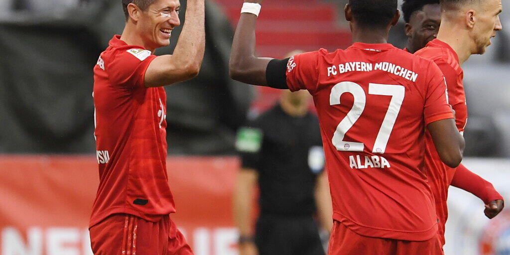 Robert Lewandowski feiert seinen Treffer mit David Alaba