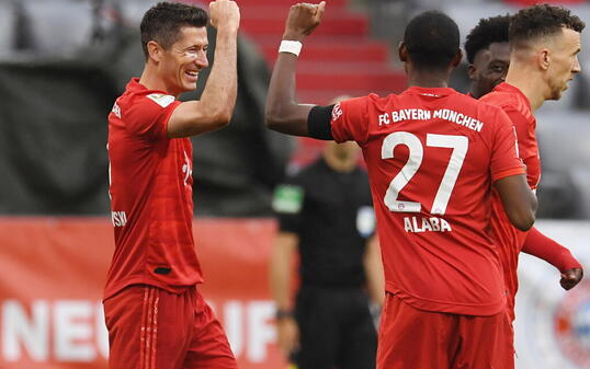 Robert Lewandowski feiert seinen Treffer mit David Alaba