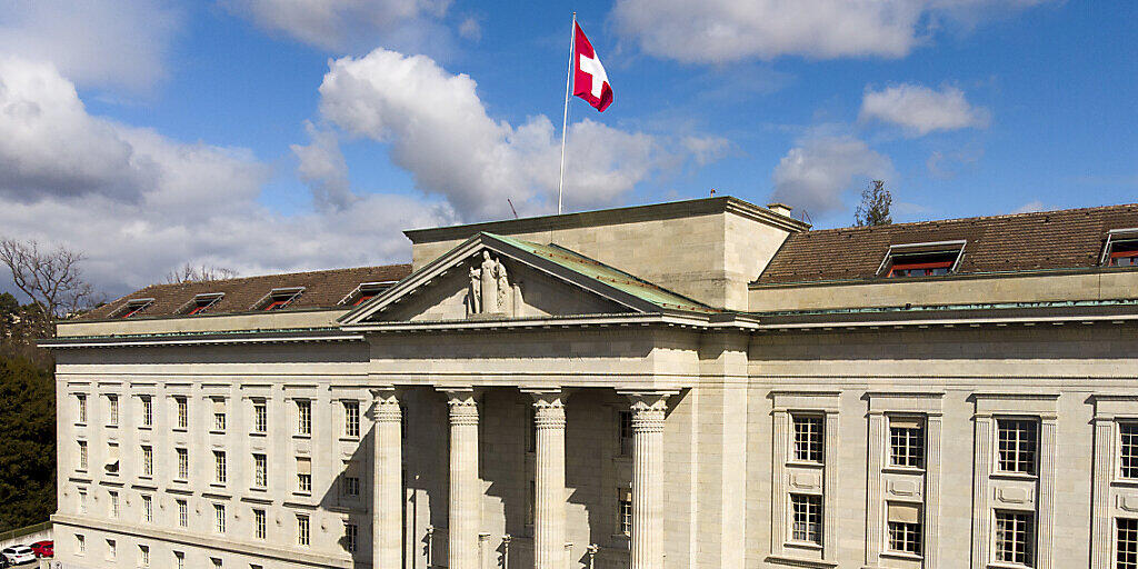 Das Bundesgericht in Lausanne hat die Genfer Justiz angewiesen, im Fall von homophoben Beschimpfungen gegen einen Serviceangestellten zu ermitteln. (Archivbild)