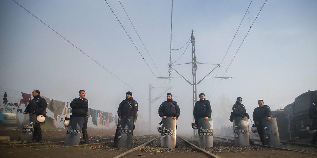 Polizei-Barrikaden gegen Flüchtlinge in Griechenland: Auch Slowenien bereitet sich vorsorglich auf einen Anstieg der Flüchtlingszahlen auf der Balkanroute vor. (Archivbild) Polizei-Barrikaden gegen Flüchtlinge in Griechenland: Auch Slowenien bereitet sich vorsorglich auf einen Anstieg der Flüchtlingszahlen auf der Balkanroute vor. (Archivbild)