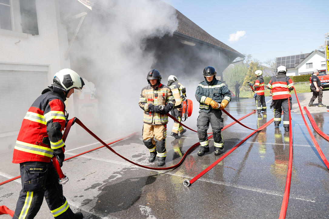 Schluss&uuml;bung beim Kurs f&uuml;r neue Feuerwehrleute beim "Restaurant L&ouml;wen&raquo; in Gamprin-Bendern.