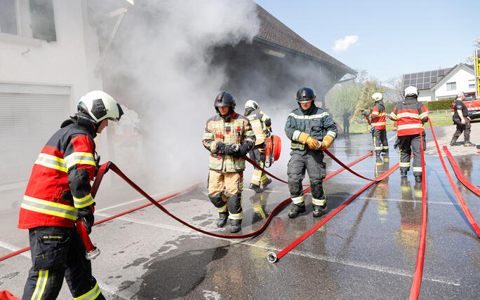Schluss&uuml;bung beim Kurs f&uuml;r neue Feuerwehrleute beim "Restaurant L&ouml;wen&raquo; in Gamprin-Bendern.