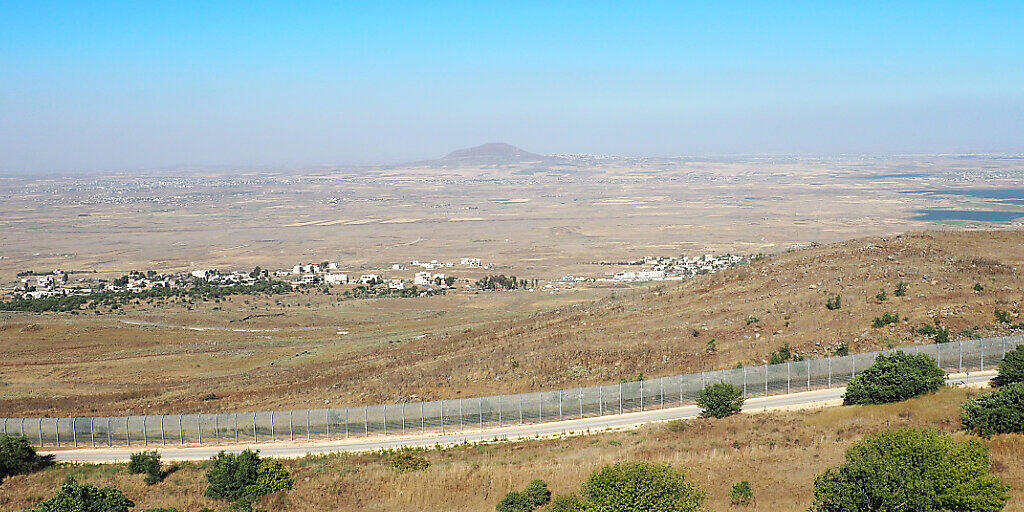 ARCHIV - Blick von einem Hügel in Israel über den Grenzzaun nach Syrien und den Ort Birajam mit rund einem Dutzend Zelten von syrischen Flüchtlingen. Foto: Stefanie Järkel/dpa ARCHIV - Blick von einem Hügel in Israel über den Grenzzaun nach Syrien und den Ort Birajam mit rund einem Dutzend Zelten von syrischen Flüchtlingen. Foto: Stefanie Järkel/dpa