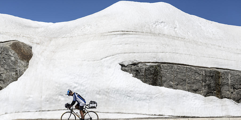 Freie Fahrt über den Gotthard nicht nur für Velofahrer: Am Sonntag wird die Passstrasse nach der Winterpause wieder für den Verkehr freigegeben. (Archivbild)