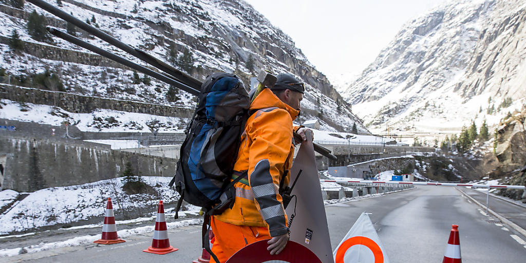 Können wieder weg: Die Sperrschilder auf der Gotthard-Passstrasse in der Schöllenenschlucht.