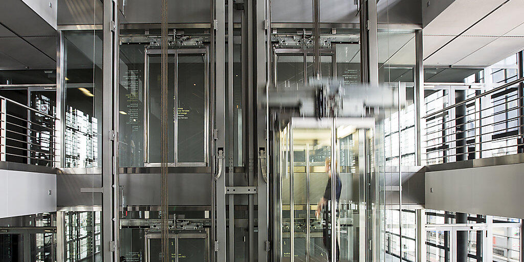 Beim Lift- und Rolltreppenhersteller Schindler geht es mit dem Umsatz nach oben. Im Bild ein Schindler Lift im KKL Luzern (Archivbild)