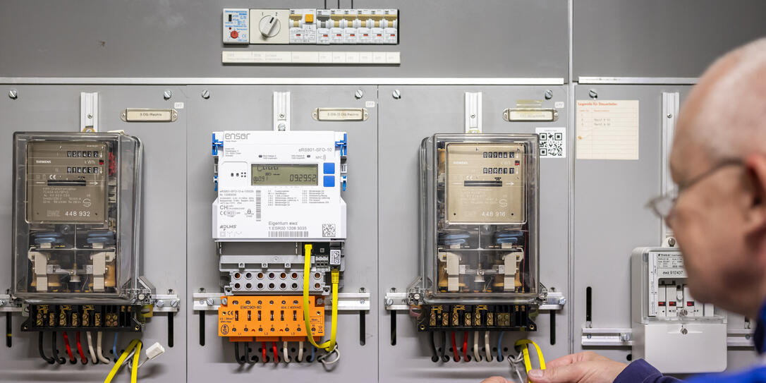SMARTMETER, SMART, METER, STROMZAEHLER, ELEKTRIZITAET, EWZ, STOM, ZAEHLER, INTELLIGENTE , ZAEHLER, DIGITALE, DIGITALISIERUNG, ELEKTRIKER, ARBEITER, HANDWERKER, ELEKTROTABLEAU, TABLEAU SMARTMETER, SMART, METER, STROMZAEHLER, ELEKTRIZITAET, EWZ, STOM, ZAEHLER, INTELLIGENTE , ZAEHLER, DIGITALE, DIGITALISIERUNG, ELEKTRIKER, ARBEITER, HANDWERKER, ELEKTROTABLEAU, TABLEAU