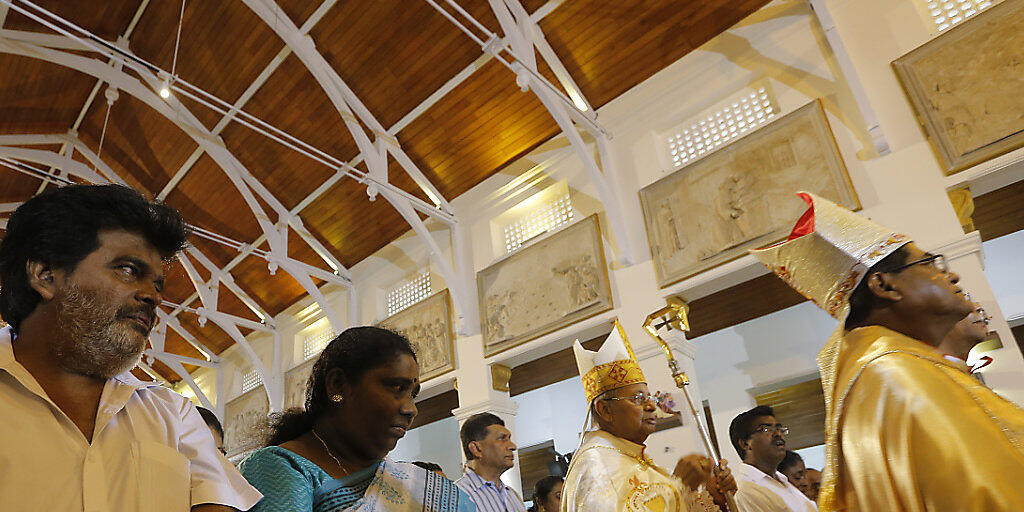 Erste Messe in der von den Anschlägen betroffenen Kirche in Colombo: Kardinal Malcolm Ranjith (zweiter von rechts) zelebriert sie mit Überlebenden.