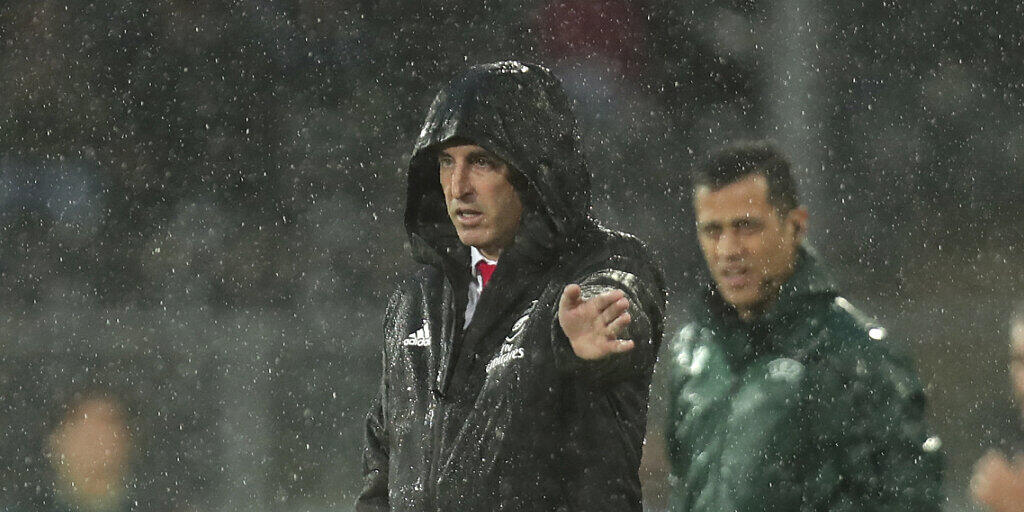 Arsenal-Coach Unai Emery steht mit seinem Klub im Regen
