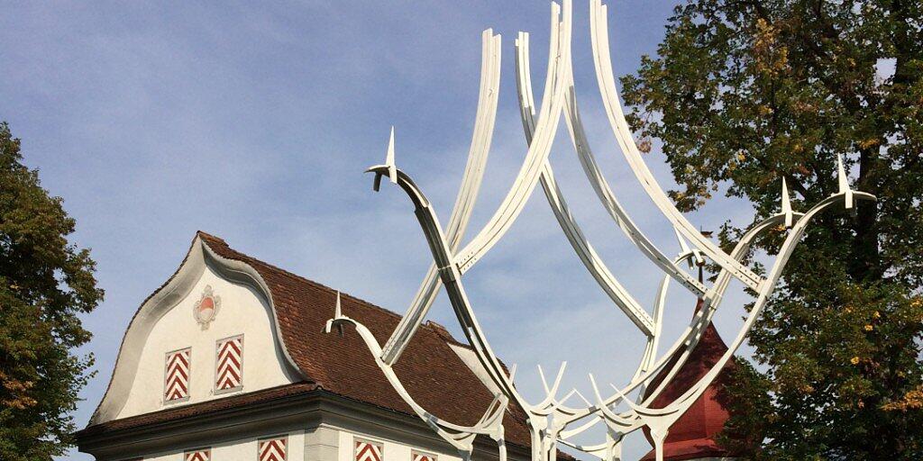 Eine Eisenplastik von Schang Hutter auf dem Landenberg oberhalb von Sarnen OW. Sie ist Teil einer Premiere - einer gemeinsamen Ausstellung mit seiner Tochter Lisa Hutter Schwahn. (Pressefoto)