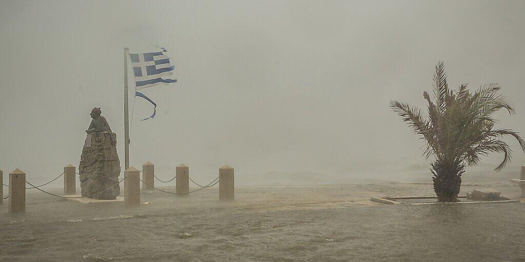 dpatopbilder - Meerwasser von brechenden Wellen überflutet eine Straße. Der schwere Herbststurm «Ianos» mit den Merkmalen eines Hurrikans hat sich in der Nacht zum Freitag langsam entlang der Küste der griechischen Halbinsel Peloponnes bewegt. Foto: Nikiforos Stamenis/AP/dpa