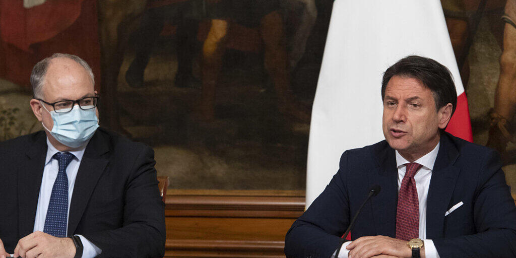 Italiens Regierungschef Guiseppe Conte (rechts) und Wirtschaftsminister Roberto Gualtieri kündigten am Freitagabend an, dass die Anti-Corona-Massnahmen bis 7. September verlängert werden. Italiens Regierungschef Guiseppe Conte (rechts) und Wirtschaftsminister Roberto Gualtieri kündigten am Freitagabend an, dass die Anti-Corona-Massnahmen bis 7. September verlängert werden.