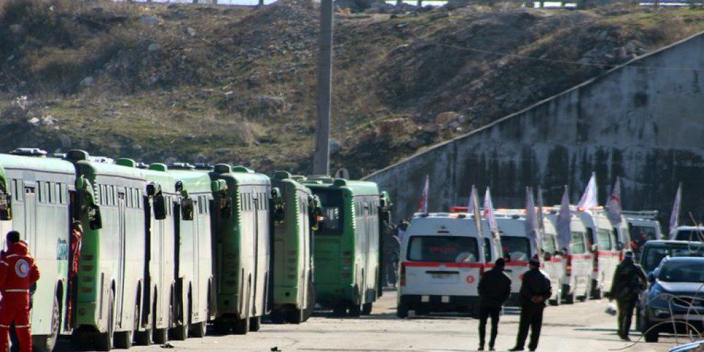 Busse und Krankenwagen bringen Menschen von Ost-Aleppo weg