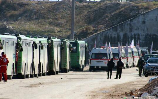 Busse und Krankenwagen bringen Menschen von Ost-Aleppo weg