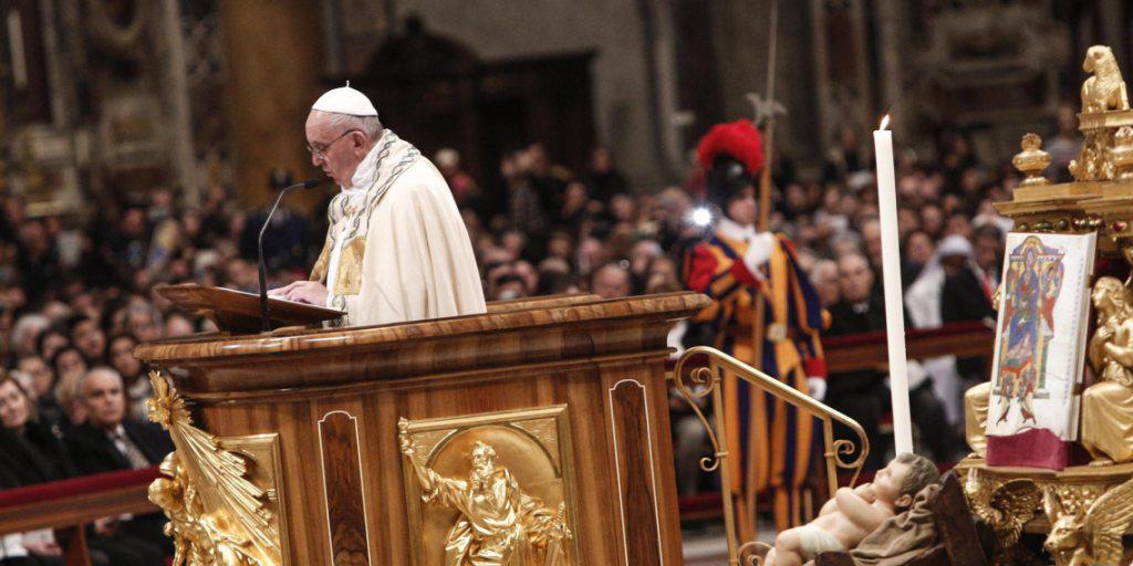 Papst Franziskus während der Vesper im Petersdom. Papst Franziskus während der Vesper im Petersdom.