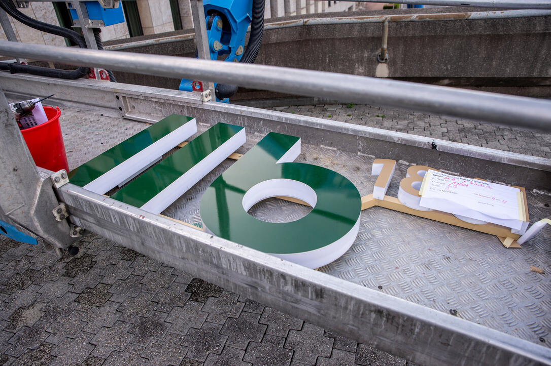 LLB wechselt ihr Logo am Hauptsitz, Vaduz