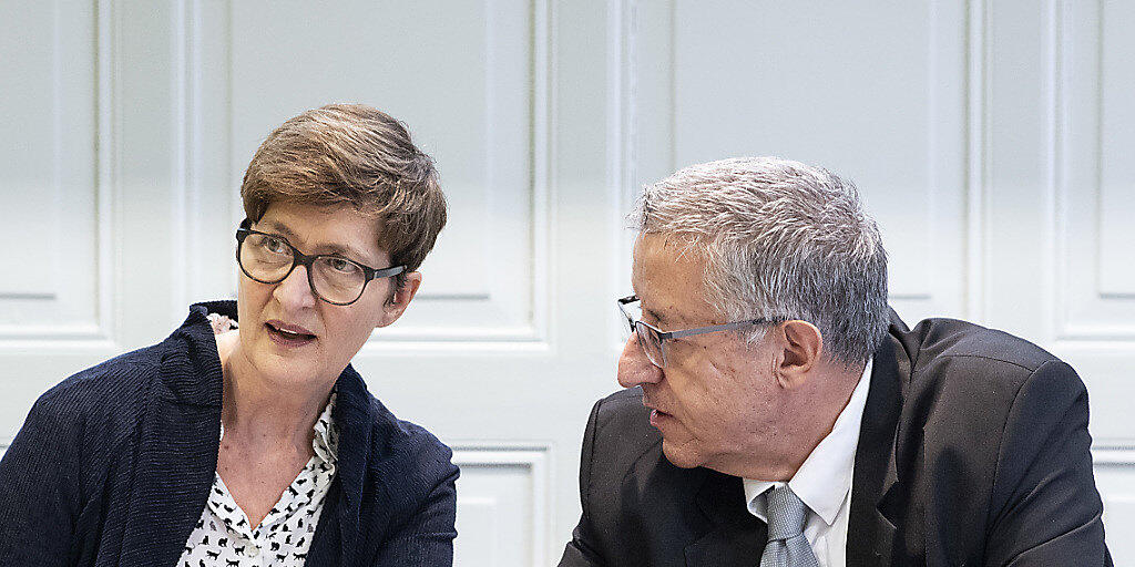 Esther Maurer, Chefin Direktionsbereich Asyl, links, und Pierre-Alain Ruffieux, Chef Asylregion Westschweiz vom Staatssekretariat für Migration, äussern sich über die bevorstehende Eröffnung des besonderen Asylzentrums in Les Verrières (NE). (KEYSTONE/Peter Schneider)