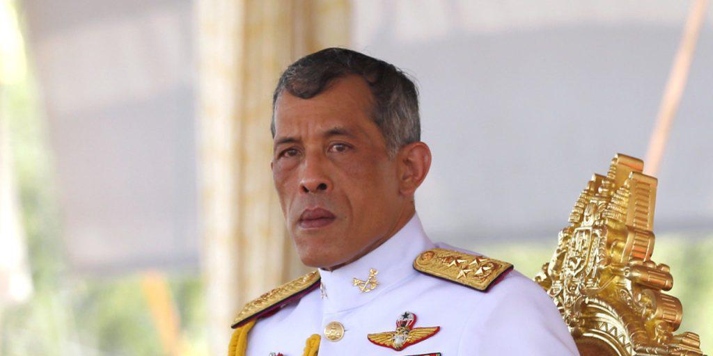 Ohne Pomp hat Kronprinz Vajiralongkorn bei formell die Thronfolge angetreten. Ohne Pomp hat Kronprinz Vajiralongkorn bei formell die Thronfolge angetreten.