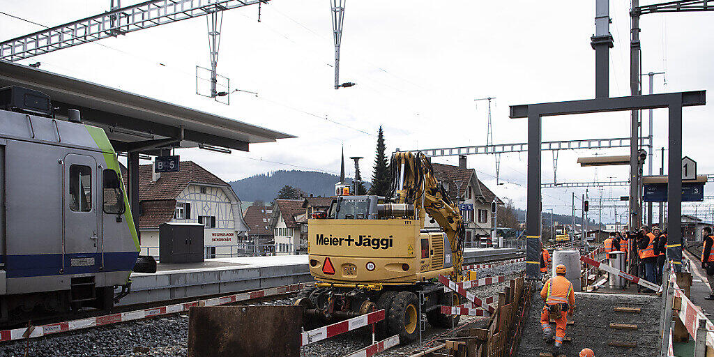 In der Schweiz werden derzeit zahlreiche Bahnhöfe umgebaut, damit sie barrierefreie Zugänge zu den Perrons und Einstiege in die Züge haben, wie hier in Konolfingen BE. (Archivbild)