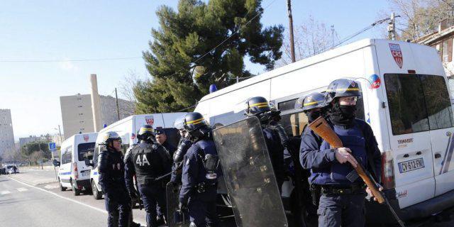 Polizisten halten Wache nach Schüssen in Marseille