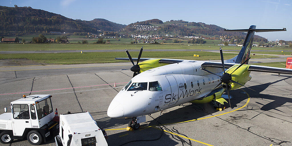 Nachdem die Airline von Bundesamt für Zivilluftfahrt (BAZL) am Dienstagabend eine Betriebsbewilligung erhalten hat, können die SkyWork-Flieger wieder am Mittwoch, 1. November starten. (Archivbild)