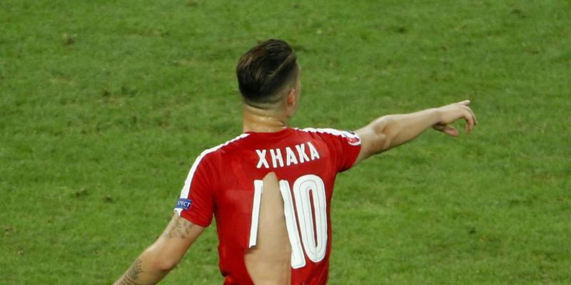 Die zerfetzten Trikots der Schweizer Spieler (hier Granit Xhaka) im Spiel gegen Frankreich sorgten für viel Gesprächsstoff Die zerfetzten Trikots der Schweizer Spieler (hier Granit Xhaka) im Spiel gegen Frankreich sorgten für viel Gesprächsstoff