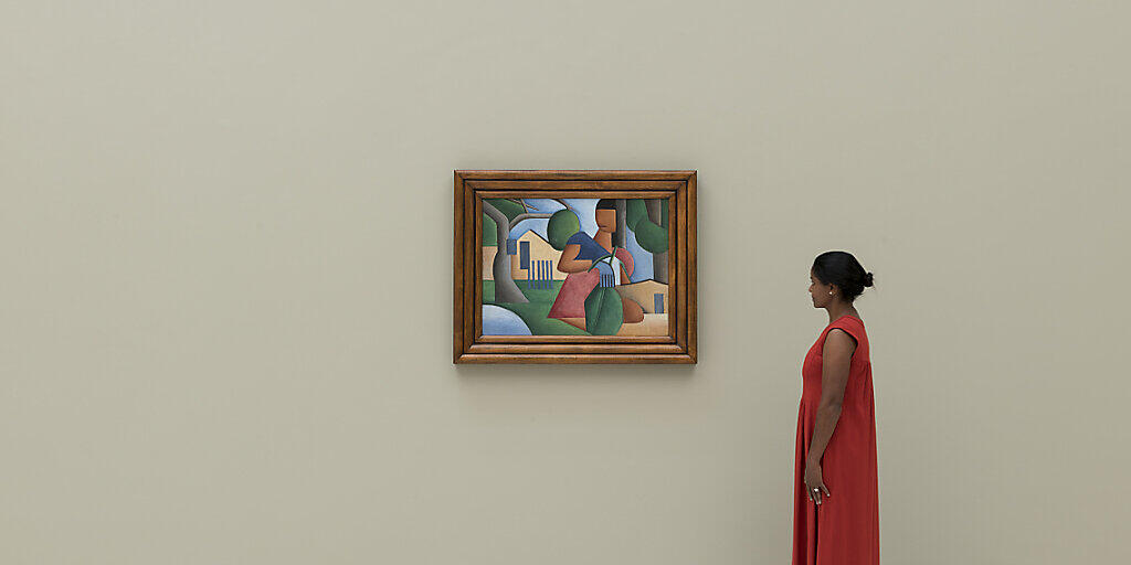 HANDOUT - Eine Frau betrachtet das Werk «A Caipirinha» der brasilianischen Künstlerin Társila do Amaral in einer Galerie in São Paulo. Foto: Handout/Bolsa del Arte/dpa - ACHTUNG: Nur zur redaktionellen Verwendung im Zusammenhang mit einer Berichterstattung über den Rekordpreis, den dieses Werk erzielte, und nur mit vollständiger Nennung des vorstehenden Credits HANDOUT - Eine Frau betrachtet das Werk «A Caipirinha» der brasilianischen Künstlerin Társila do Amaral in einer Galerie in São Paulo. Foto: Handout/Bolsa del Arte/dpa - ACHTUNG: Nur zur redaktionellen Verwendung im Zusammenhang mit einer Berichterstattung über den Rekordpreis, den dieses Werk erzielte, und nur mit vollständiger Nennung des vorstehenden Credits