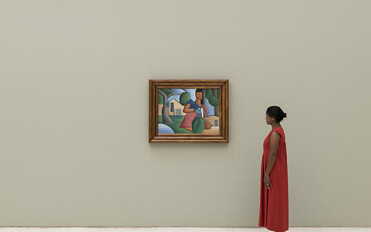 HANDOUT - Eine Frau betrachtet das Werk «A Caipirinha» der brasilianischen Künstlerin Társila do Amaral in einer Galerie in São Paulo. Foto: Handout/Bolsa del Arte/dpa - ACHTUNG: Nur zur redaktionellen Verwendung im Zusammenhang mit einer Berichterstattung über den Rekordpreis, den dieses Werk erzielte, und nur mit vollständiger Nennung des vorstehenden Credits