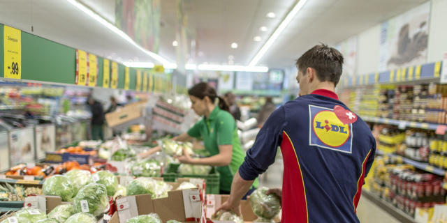 Mitarbeiter in einer Filiale von Lidl Schweiz in Frauenfeld