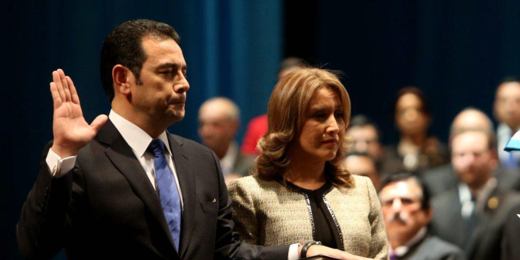 Vom Komiker zum Präsidenten Guatemalas: Jimmy Morales gibt im Beisein seiner Ehefrau den Amtseid ab.
