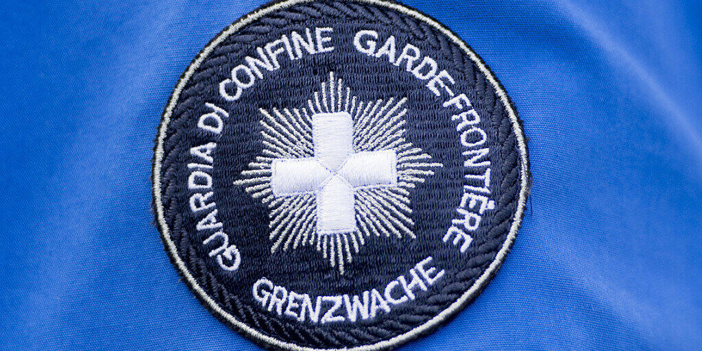 Eine Ferienbekanntschaft kommt nicht ins Land. Zur Einreise in die Schweiz müssen unverheiratete Partnerinnen und Partner die Beziehung belegen. (Symbolbild) Eine Ferienbekanntschaft kommt nicht ins Land. Zur Einreise in die Schweiz müssen unverheiratete Partnerinnen und Partner die Beziehung belegen. (Symbolbild)